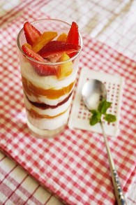 水果缤纷酸奶杯单挑夏天的做法