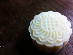 金沙奶黄冰皮月饼(1)