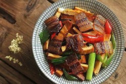 西芹豆干炒腊肉怎么做好吃 西芹豆干炒腊肉的做法