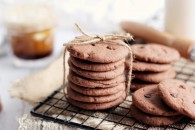 美食知识问答：怎样用烤箱做巧克力曲奇饼干？