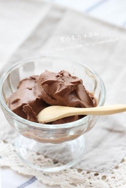 浓郁丝滑的黑巧克力冰淇淋（Chocolate Ice Cream）