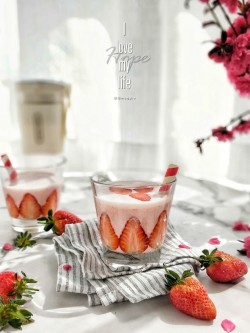 椰汁草莓酸奶奶昔(1)