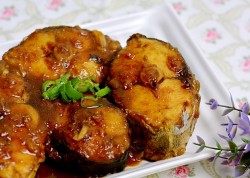 红烧鲅鱼（配蒜薹和腐竹）--青岛家常美味的做法