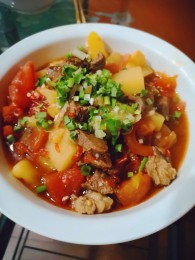 无法抗拒的美食——番茄土豆炖牛腩的做法