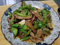 青椒炒牛肉（）的做法_美食方法