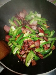 花菜炒腊肉怎么做好吃 花菜炒腊肉的做法