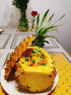 马苏里拉奶酪焗五彩菠萝饭