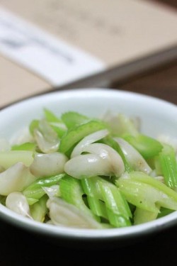 美食百科：西芹百合炒虾仁怎么做？