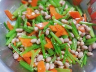 芹菜炝拌花生米的做法