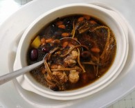 电饭锅鲜茶树菇排骨汤的做法