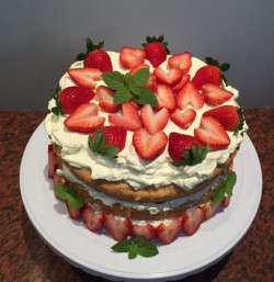 黄桃草莓裸蛋糕