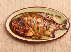 红烧金鲳鱼做道懒人菜，轻松享假期的做法