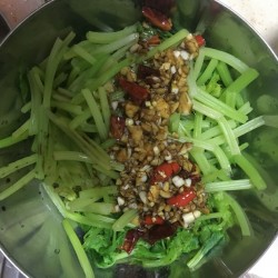 减肥菜——凉拌芹菜叶的做法