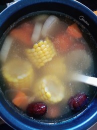 玉米胡萝卜排骨汤怎么做好吃 玉米胡萝卜排骨汤的做法