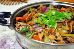 干锅排骨蘑菇怎么做好吃 干锅排骨蘑菇的做法大全
