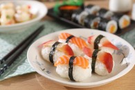 食疗百科：花样寿司制作流程 爱吃寿司的朋友赶快学！