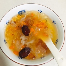 桂花银耳桃胶甜汤
