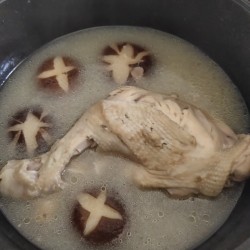 5分钟煮好花胶元贝炖香菇鸡腿汤