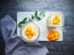 不用烤箱的夏季甜品—芒果酸奶冻的做法