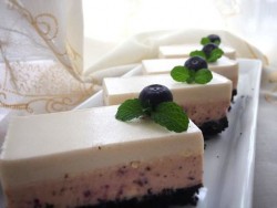 蓝莓芝士慕斯蛋糕（视频菜谱） 的做法
