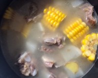玉米萝卜排骨汤怎么做好吃 玉米萝卜排骨汤的做法
