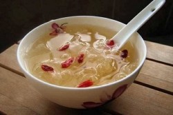 食疗百科：养生功效一级棒 银耳红枣汤