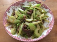芹菜炒牛肉的做法_美食方法