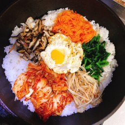 了解美食：韩式石锅拌饭怎么做？