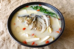 白贝鱼头豆腐汤